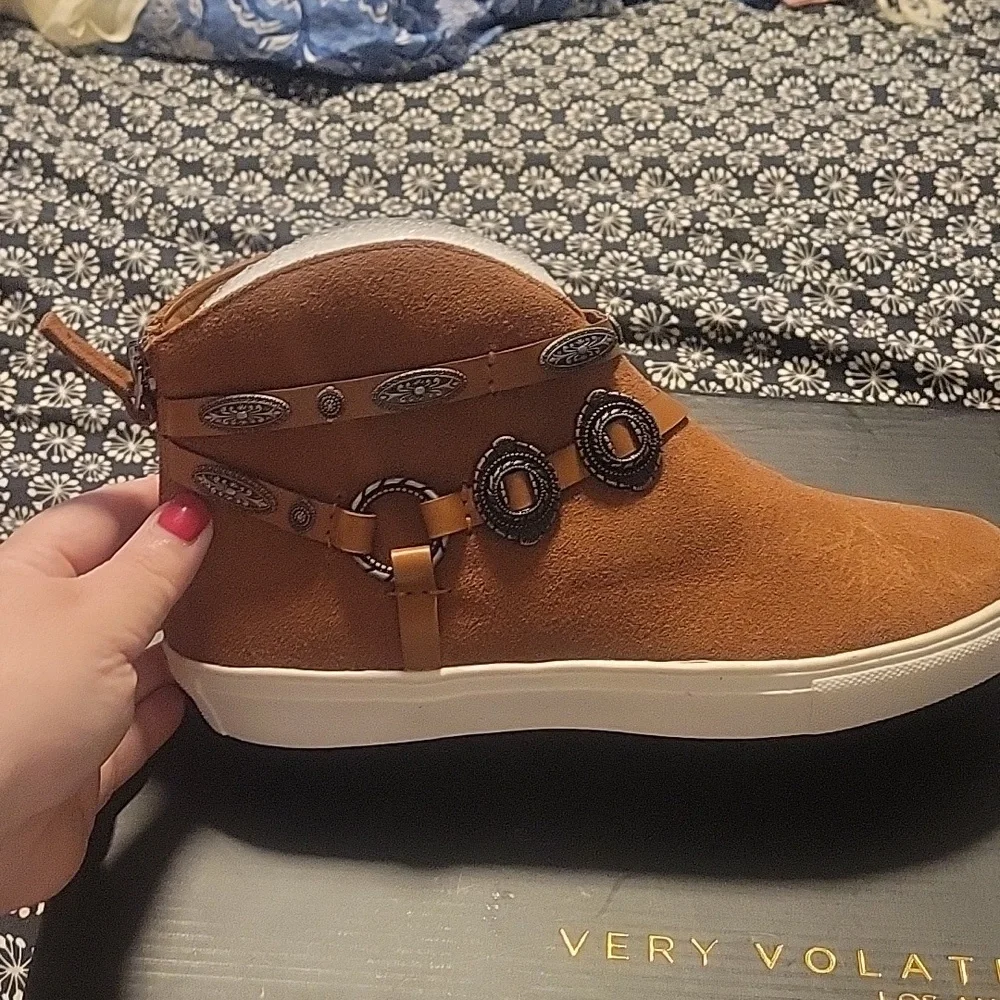 Very Volatile Menloh Sneakers | Size 7